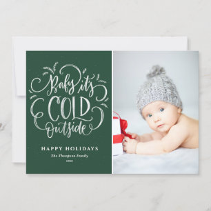 Green Baby Es ist kaltes Outside Hand Letter Foto Feiertagskarte