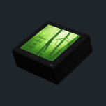 Green Bamboo - Stille beruhigt mein Soul Schmuckschachtel<br><div class="desc">Text,  der sagt - Stille beruhigt mein Soul. Mit einem üppigen smaragdgrünen Bild von Bambusstalks mit langen,  zarten Blätter und hellen Barken im Hintergrund.</div>