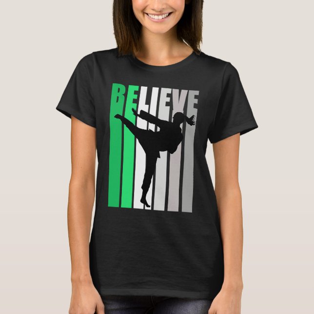 Green Believe Motivating Girls Karate Retro Graphi T-Shirt (Vorderseite)