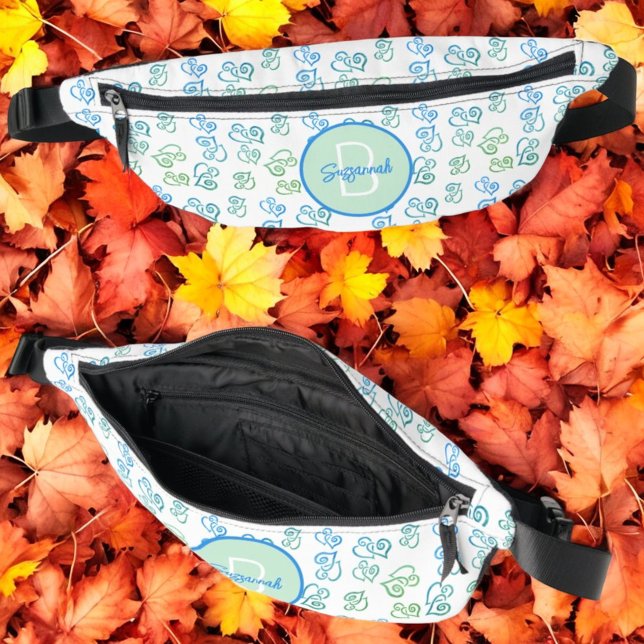 Green & Blue Heart Pattern mit initialer Monogramm Bauchtasche (fanny pack views outside and inside with monogram and name template)