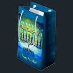 Green Blue Peace Liebe Light Hanukkah Menorah Bold Kleine Geschenktüte<br><div class="desc">"Frieden, Liebe und Licht." Eine nahe Foto-Illustration einer hellen, farbenfrohen, blauen und grünen künstlerischen Menorah hilft Ihnen, den Urlaub von Hanukka im Stil zu beginnen. Genießen Sie die Wärme und Freude der Ferienzeit, wenn Sie diese niedliche und lustige personalisierte Geschenktasche verwenden. Passende Karten, Porto, Aufkleber, Kissen, Haushaltswaren, Tasche und andere...</div>