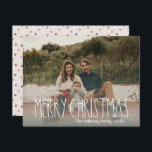 Green Boho Polka Dot Christmas Full Foto Feiertagskarte<br><div class="desc">Diese grüne Polka dot Weihnachts-Urlaubskarte ist perfekt für Ihren modernen böhmischen Landgasthof-inspiriert Urlaub-Gruß. Der klassische rustikale, aber feine handgezeichnet Schriftart verleiht ihm einen erdigen Vintagen Look und behalte ihn niedlich und einfach. Die Polka-Punkte kommen in Erdtönen wie Rot, Salbei, Rosa, Rosa, Terrakotta, Rost und Bräune. Das Design ist ausgezeichnet für...</div>