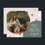 Green Boho Polka Dot Christmas One Foto Feiertagspostkarte<br><div class="desc">Diese grüne Boho polka Punkt Weihnachten ein Foto Ferien Postkarte ist perfekt für Ihre moderne böhmische Land Bauernhof-inspiriert Urlaub Gruß. Der klassische rustikale, aber feine handgezeichnet Schriftart verleiht ihm einen erdigen Vintagen Look und behalte ihn niedlich und einfach. Die Polka-Punkte kommen in Erdtönen wie Rot, Salbei, Rosa, Rosa, Terrakotta, Rost...</div>
