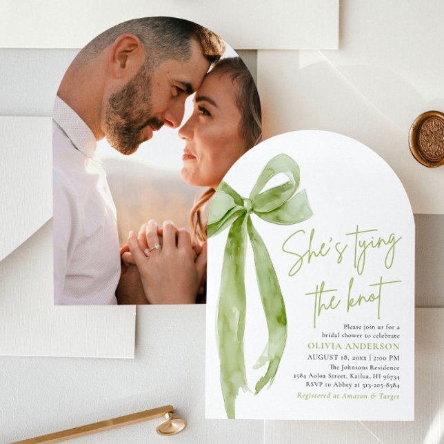 Green Bow Sie bindet das Brautparty des Knochenkre Einladung (Modern Elegant Green Bow Ribbon Coquette She's Tying the Knot Bridal Shower Invitation)