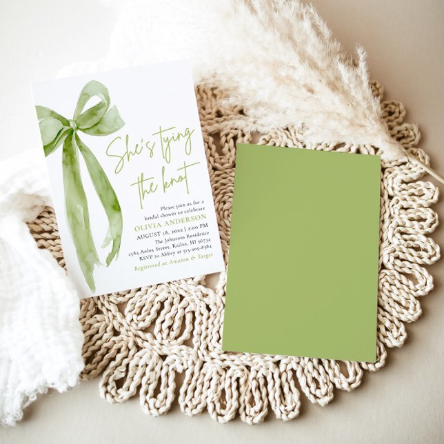 Green Bow Sie bindet das Brautparty des Knotens Einladung (Modern Elegant Green Bow Ribbon Coquette She's Tying the Knot Arch Bridal Shower Invitation)