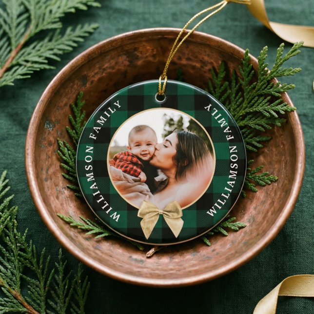 Green Buffalo Kariert Pattern Gold Bow Family Foto Keramik Ornament (Personalized Green Buffalo Plaid Family Photo Ceramic Ornament)