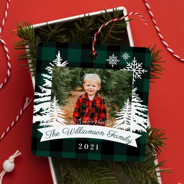 Green Buffalo Kariert Rustikale Pinienbäume Famili Ornament Aus Metall (Green Buffalo Plaid Rustic Pine Trees Family Photo Metal Ornament)