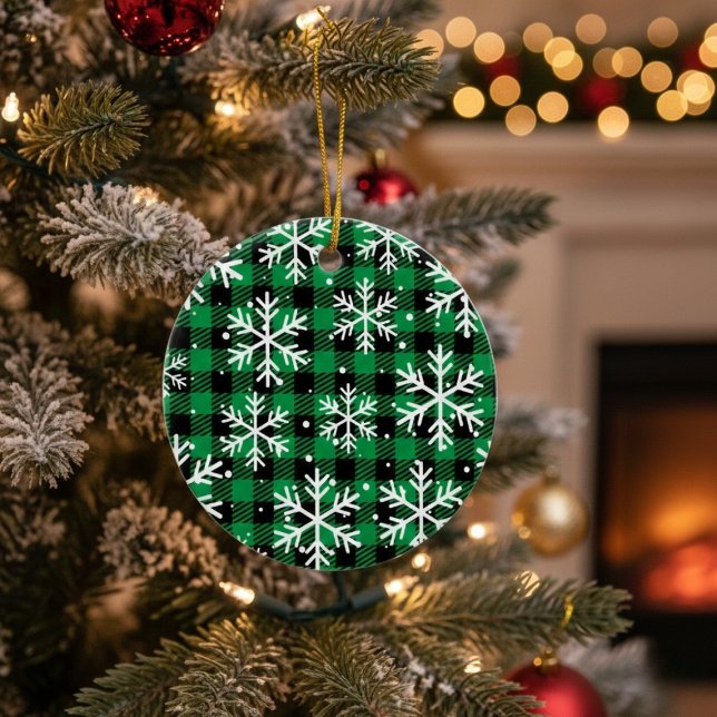Green Buffalo Plaid Snowflake Keramik Ornament (Von Creator hochgeladen)