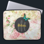 Green Butterfly auf der Vintagen Collage Monogram Laptopschutzhülle<br><div class="desc">Ein Laptop-Ärmel peronalisiert mit einem Namen und Monogramm Initial. Entworfen mit einem eleganten grünen Schmetterling. Ein schwarzer, kreisförmiger Rahmen in der Mitte überlagert ein Vintages Collage-Muster mit farbigen rosa Rosen und grünen goldenen Blätter mit einem schillernden, altmodischen Look.</div>