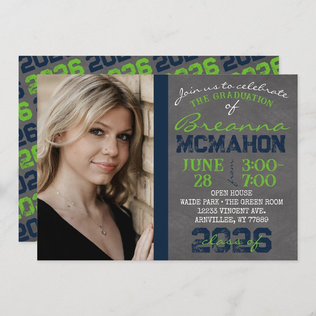 Green Chalkboard-Abschluss für Navy & Action Einladung (Repeating Class Year Chalkboard Graduation Photo Invitations)