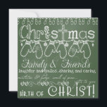 Green Chalkboard Foto Weihnachtskarte Feiertagskarte<br><div class="desc">Alles Gute findet man auf unserer Weihnachtsquadratischen Weihnachtskarte im Grünen Chalkboard-Foto mit weißem Text auf grünem Kalkbrett mit einer Reihe von Fäusten,  Baumlichtern,  Schneeflocken,  Heiligen,  Herzen und Ziergegenständen. Sie können diese Weihnachts-Fotokarte einfach mit Ihrem Foto und Ihren Namen anpassen!</div>