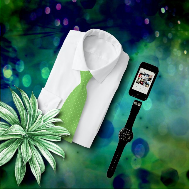 Green Chartreuse auf Chartreuse Krawatte (Von Creator hochgeladen)