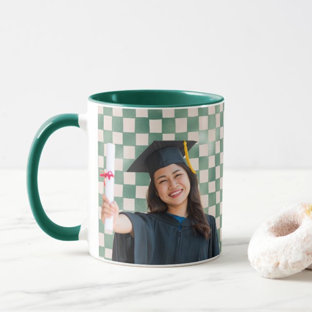 Green Checkered Personalized Portrait Graduation Tasse (Mit Donut)