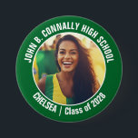 Green Cheerleader Foto High School Spirit Button<br><div class="desc">Dieses coole,  kundenspezifische Highschool Cheerleader Foto Geschenk zeigt eine weiße Typografie Ihres Teams und Spielernamen auf einem grünen Knopf. Personalisieren Sie sich mit dem Foto Ihres Schülers und das Klassenzjahr als stolze,  aufregende Eltern. Eine Mutter und ein Vater können diese Knöpfe für den Wettbewerb und Spiele tragen.</div>