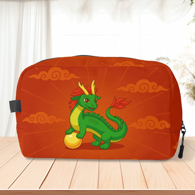Green Chinese Dragon on Red Waschbeutel (Von Creator hochgeladen)