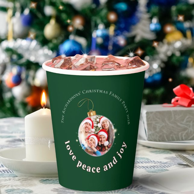Green Christmas Family Photo Love Peace Joy  Pappbecher (Von Creator hochgeladen)
