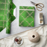 Green Christmas Gold Glitzer Damask Geschenk Geschenkpapier<br><div class="desc">Grüner metallischer Hintergrund mit goldenem Glitzer-Damast-Muster für ein schönes und elegantes Weihnachtsgeschenkpapier. Also schick. Viele andere Begleitpapiere,  um sich mit diesem schönen Papier zu verbinden. So hübsch für die Saison oder für jeden Anlass.</div>
