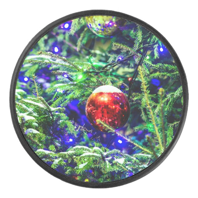 Green Christmas Tree Red Ball Eishockey Puck (Vorderseite)