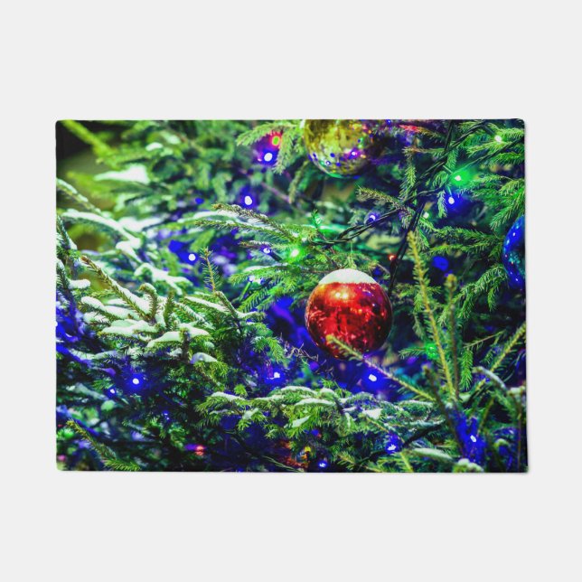 Green Christmas Tree Red Ball Fußmatte (Vorderseite)