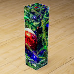 Green Christmas Tree Red Ball Weinbox<br><div class="desc">Grüner Weihnachtsbaum,  blaue dekorative Lichter und roter Zierkugel mit frischem Schnee. Fröhliche und fröhliche Stimmung. Frohe Weihnachten und glückliches Neues Jahr. Drucke und Geschenke für jeden zum Spaß und gute Laune. Ein weiteres Set mit quadratischen Seitenverhältnissen und Souvenirs.</div>
