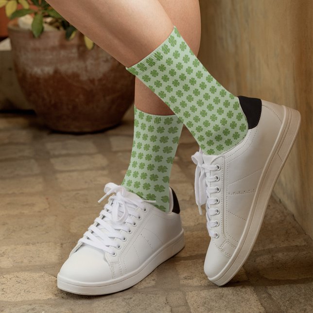 Green Clover Muster Niedliches Kleeblatt Socken (Cute St. Patrick's Day Four Leaf Clover Pattern Socks.)