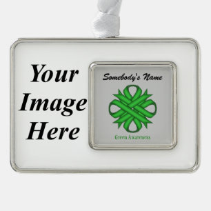 Green Clover Ribbon Tmpl (H-I) von Kenneth Yoncich Rahmen-Ornament Silber