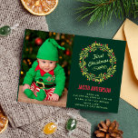 Green Elf Erstes Weihnachtsfest Foto Geburtserklär Ankündigung<br><div class="desc">Weihnachtsankündigungskarte mit einem wunderschönen Kiefer- und Beerenschrei vor grünem Hintergrund. Fügen Sie alle Ihre schönen Details zu dieser leicht zu bedienenden Vorlage hinzu und schmücken Sie diese Karte mit dem Foto Ihres Babys, um es zu einer einmaligen Ankündigung zu machen. Dreh die Karte auf, um ein elegantes rotes und grünes...</div>