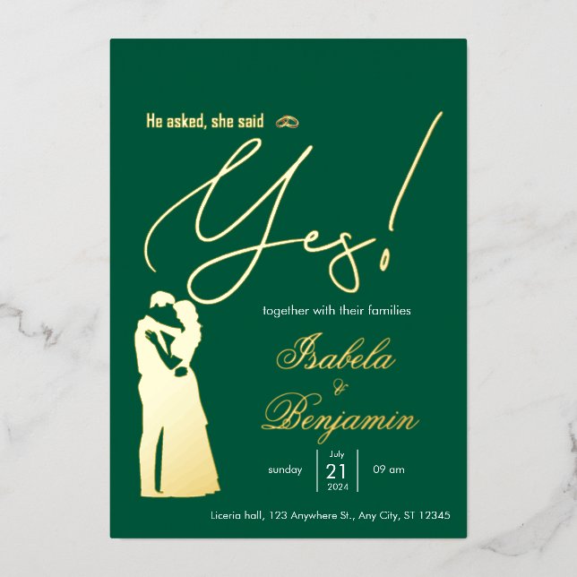 Green Foil “He Asked She Said Yes” Wedding Invitat Folieneinladung (Vorderseite)