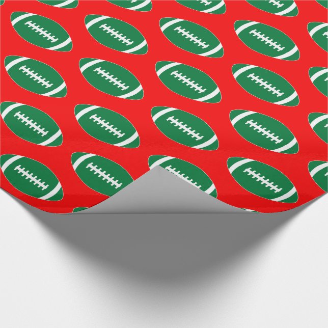 Green Footballs auf Red Background Weihnachtsgesch Geschenkpapier (Ecke)