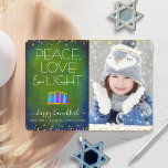 Green Foto Hanukkah Menorah Peace Liebe Light Type<br><div class="desc">"Frieden, Liebe und Licht." Eine spielerische, moderne, künstlerische Abbildung von Boho Musterkerzen in einer Menorah hilft Ihnen, den Urlaub von Hanukkah zu beginnen, zusammen mit dem individuellen Foto Ihrer Wahl. Die blauen Kerzen mit bunten Imitat-Folienmustern überlagern einen reichen, tiefgrün-blauen, strukturierten Hintergrund. Imitate Goldfolie Konfetti Punkte rahmen die Karte. Fühlen Sie...</div>