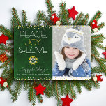 Green Foto Peace Joy Liebe Snowflake Gold Moderne<br><div class="desc">"Frieden, Freude und Liebe." Eine lustige, spielerische, goldene Folie und eine weiße Schneeflocke-Illustration und moderne Typografie auf einem dunkelgrünen Marmorboden helfen Ihnen, die Urlaubssaison zu beginnen, zusammen mit dem individuellen Foto Ihrer Wahl. Imitate Goldfolie und weiße Konfetti-Punkte bilden den Rahmen der Karte. Fühlen Sie die Wärme und Freude der Ferien,...</div>