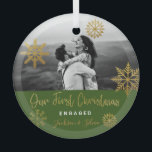 Green Gold First Christmas Verlobt Ornament Aus Glas<br><div class="desc">Helle Weihnachtsschmuck mit goldenen Schneeflocken und leuchtend grünem Hintergrund für verlobte Paare. Personalisieren Sie es,  indem Sie Ihre Namen und das Bild hinzufügen. Es ist ein gutes Geschenk für frische Weds oder für eine Verlobte/Verlobte.</div>