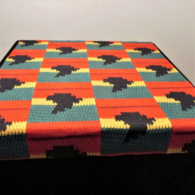 Green Gold Red Black Africa Kunsthandwerk Crochet  Wandteppich (Decorative tapestry can be used on walls table & other furniture. Africa Crochet by Delores Chamblin)