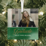 Green Graduate Foto Chic Abschluss Weihnachten Ornament Aus Glas<br><div class="desc">Ein klassisches,  individuelles Foto Abschluss Weihnachtsschmuck in Grün für eine High School,  Uni oder Universität aus der Klasse von 2023. Passen Sie Ihren Namen unter der schönen Goldkalligrafie an und genießen Sie ein personalisiertes Foto mit Ihrem Seniorenportrait.</div>