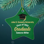 Green Graduate Personalisiert 2025 Abschluss Star Keramik Ornament<br><div class="desc">Dieses moderne,  grüne Weihnachtsgeschmuck im Abschluss zeigt klassische Typografie Ihrer Universität oder den Namen Ihrer Uni für die Klasse von 2025. Anpassen mit Ihrem geschlossen Jahr unter der schicken handgeschriebenen Drehbuch und schwarzen Graduiertenkappe für ein großes personalisiertes Graduiertengeschenk</div>