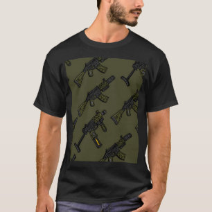 Green Gun Pattern. Uzi und Ar15. T-Shirt