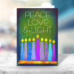 Green Hanukkah Boho Candles Peace Liebe Light Bold Feiertagskarte<br><div class="desc">"Frieden, Liebe und Licht." Eine spielerische, moderne, künstlerische Abbildung von Boho Musterkerzen in einer Menorah hilft Ihnen, den Urlaub von Hanukkah zu beginnen. Die blauen Kerzen mit bunten Imitat-Folienmustern überlagern einen reichen, tiefgrünen, strukturierten Hintergrund. Genießen Sie die Wärme und Freude der Urlaubssaison, wenn Sie diese atemberaubende, farbenfrohe, personalisierte Hanukkah Grußkarte...</div>