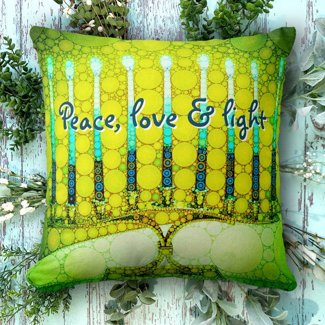 Green Hanukkah Menorah Peace Liebe Script Kissen (Von Creator hochgeladen)