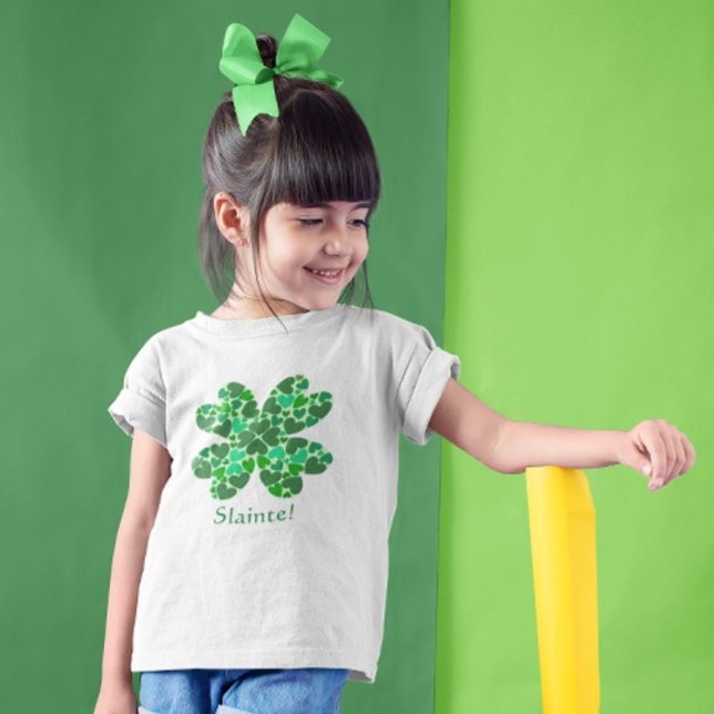 Green Hearts Kleeblatt St. Patrick's Customizable T-Shirt (Von Creator hochgeladen)