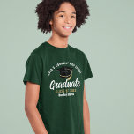 Green High School Graduate Custom 2023 Abschluss T-Shirt<br><div class="desc">Dieser klassisch grüne T - Shirt für Sonderabsolventen zeigt die klassische weiße Typografie Ihres High School- oder Uni-Namens für die Klasse von 2023. Passen Sie mit Ihrem geschlossen Jahr unter der schicken, handgeschriebenen schwarzen Schrift und der schwarzen Graduierenkappe für einen großen personalisierten Abschluss Tee für ein Party oder Sake für...</div>