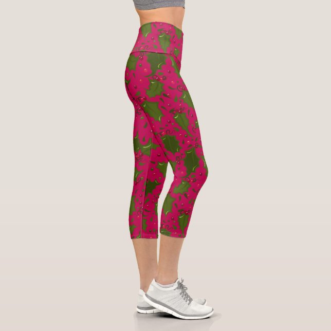 Green Holly Blätter auf Rosa Urlaub Niedlich Capri Leggings (Rechts)