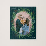 Green Illustriert Leaaath Foto Frame Holiday Puzzle<br><div class="desc">Illustrierter Kranz mit sattblauen,  grünen Blätter,  sanften Kiefernbäumen und Ästen mit winzigen roten Beeren umrahmen Ihr Lieblings-Foto und macht dieses Rätsel zu einem Vergnügungspark für Eltern und Großeltern oder für jeden Weihnachtsliebhaber.</div>