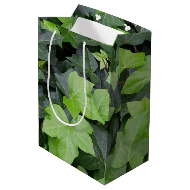 Green Ivy Botanical Print Mittlere Geschenktüte (Rückseite Schrägansicht)