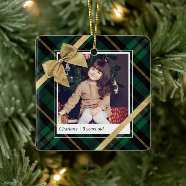 Green Kariert Gift Wrapped & Gold Bow Dieses Foto Keramikornament (Baum)