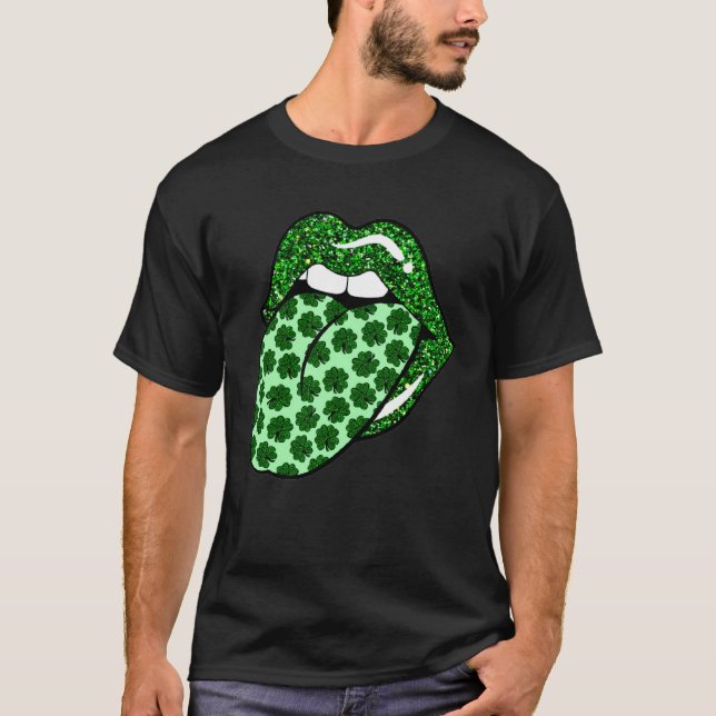 Green Lips Mouth Shamrock Tongue Out Saint Patrick T-Shirt (Vorderseite)
