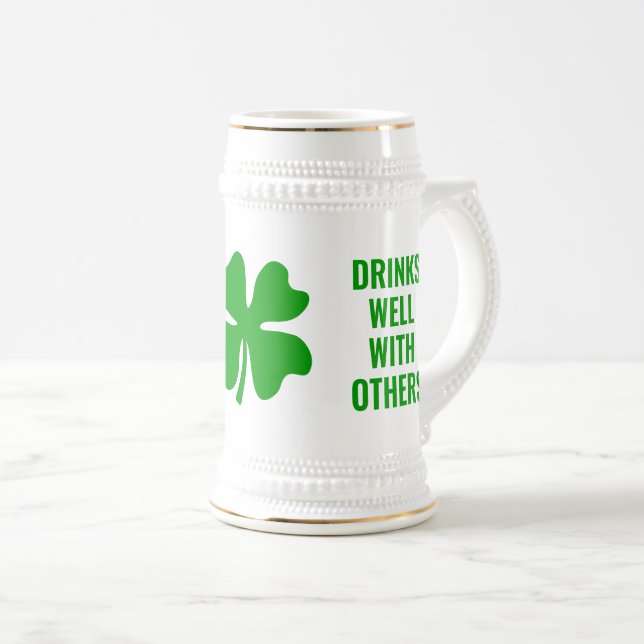 Green lucky shamrock funny St Patrick's Day  Bierglas (VorderseiteRechts)