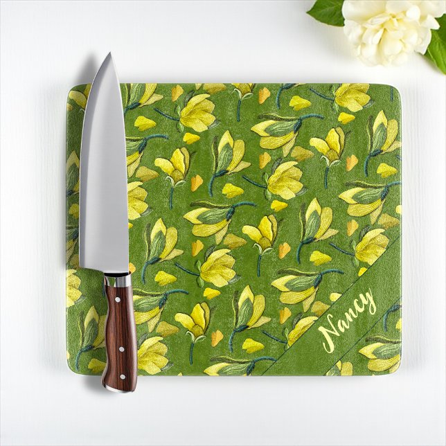 Green Magnolia Floral Personalisiert Schneidebrett (Elegant glass cutting board with yellow magnolias, green background, and personalized name.)