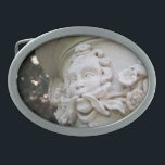 Green Man Ovale Gürtelschnalle<br><div class="desc">Das Gesicht mit Weinreben und Blume, die aus seinem Mund hervorstehen, wird als "Grüner Mann" bezeichnet. In diesem Farbfoto ist die Hochrelief Skulptur ein architektonisches Element, das Teil eines großen Planers auf einer Säule ist. Die Skulptur wird durch die flache Feldtiefe hervorgehoben. Bokeh, aus Fokuskreisen von Farbe, auf der links...</div>