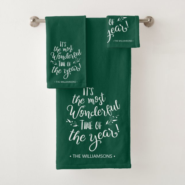Green Modern Christmas Typography Personalized Badhandtuch Set (Insitu)