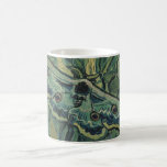 Green Peacock (Kaiser) Moth von Vincent van Gogh Kaffeetasse<br><div class="desc">Die Große Pfauenmotte oder Kaisermotte von Vincent van Gogh ist ein Vintages Naturgemälde aus Post-Impressionismus. Ein riesiger Kaisermoth fliegt zwischen den Blume und Pflanze in einem Garten im Hinterhof. Van Gogh benutzte Schmetterlinge in seinen Werken als Symbol der Hoffnung. Die Todeskopfmotte ist nächtlich und selten zu sehen. Hinter der Motte...</div>